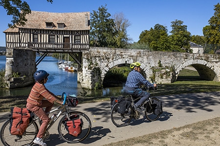 Vieux moulin de Vernon et cyclistes. Nouvelle Normandie ©Flick'R-CD27