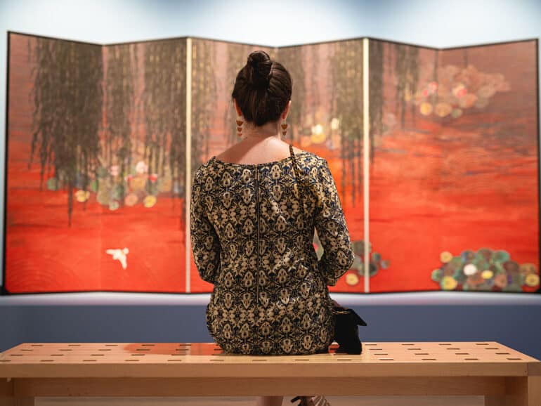 Femme de dos regardant un tableau d'Hiramasu au Musée des impressionnismes de Giverny