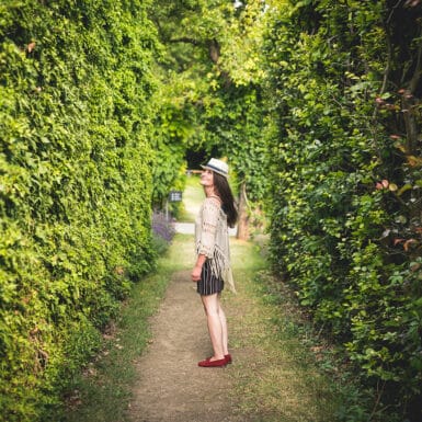 Jeune femme qui se balade dans les jardins de Claude Monet à Giverny